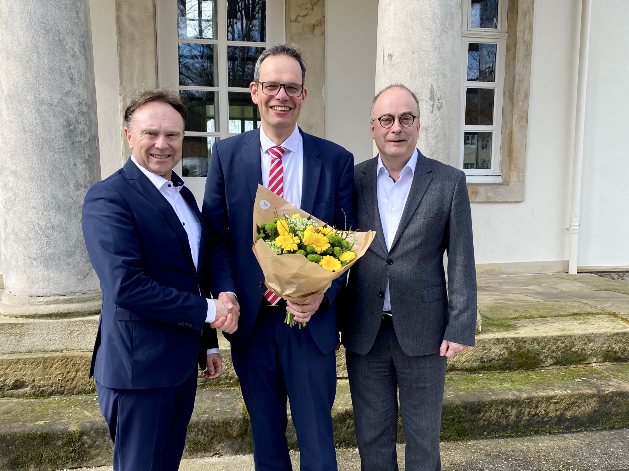Dr. Kai Zwicker, Aufsichtsratsvorsitzender des Münsterland e.V. (links), und Klaus Ehling, Vorstand des Münsterland e.V. (rechts), gratulieren Andreas Grotendorst, dem Vorstand des Münsterland e.V. ab August 2024. (Foto Münsterland e.V.)