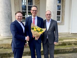 Dr. Kai Zwicker, Aufsichtsratsvorsitzender des Münsterland e.V. (links), und Klaus Ehling, Vorstand des Münsterland e.V. (rechts), gratulieren Andreas Grotendorst, dem Vorstand des Münsterland e.V. ab August 2024. (Foto Münsterland e.V.)