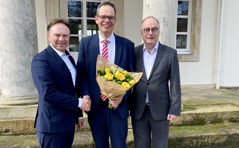 Dr. Kai Zwicker, Aufsichtsratsvorsitzender des Münsterland e.V. (links), und Klaus Ehling, Vorstand des Münsterland e.V. (rechts), gratulieren Andreas Grotendorst, dem Vorstand des Münsterland e.V. ab August 2024. (Foto Münsterland e.V.)