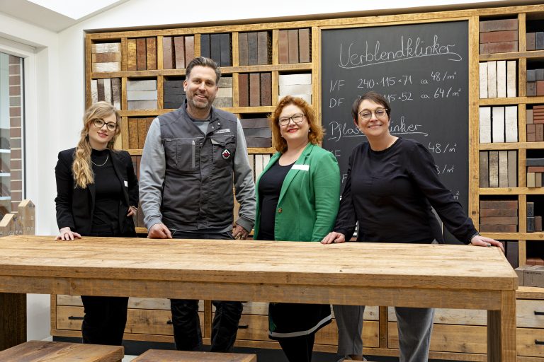 Freuten sich über den spannenden Austausch (v. li.): Annika Schütte, Servicestelle Schule-Wirtschaft MaßArbeit, Alexander Schröder, Betriebsleiter Feldhaus Klinker, Dr. Debbie Stoll, Smart Communications, und Susanne Steininger, Bereichsleiterin Übergangsmanagement Schule-Beruf MaßArbeit. (Foto: Miriam Loeskow-Bücker)