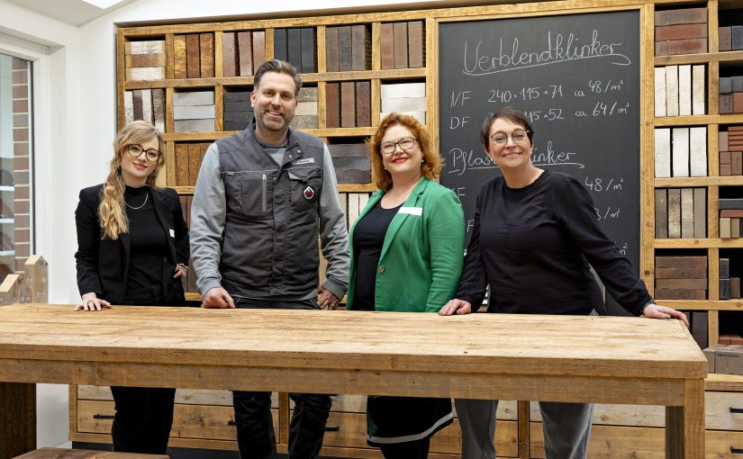 Freuten sich über den spannenden Austausch (v. li.): Annika Schütte, Servicestelle Schule-Wirtschaft MaßArbeit, Alexander Schröder, Betriebsleiter Feldhaus Klinker, Dr. Debbie Stoll, Smart Communications, und Susanne Steininger, Bereichsleiterin Übergangsmanagement Schule-Beruf MaßArbeit. (Foto: Miriam Loeskow-Bücker)