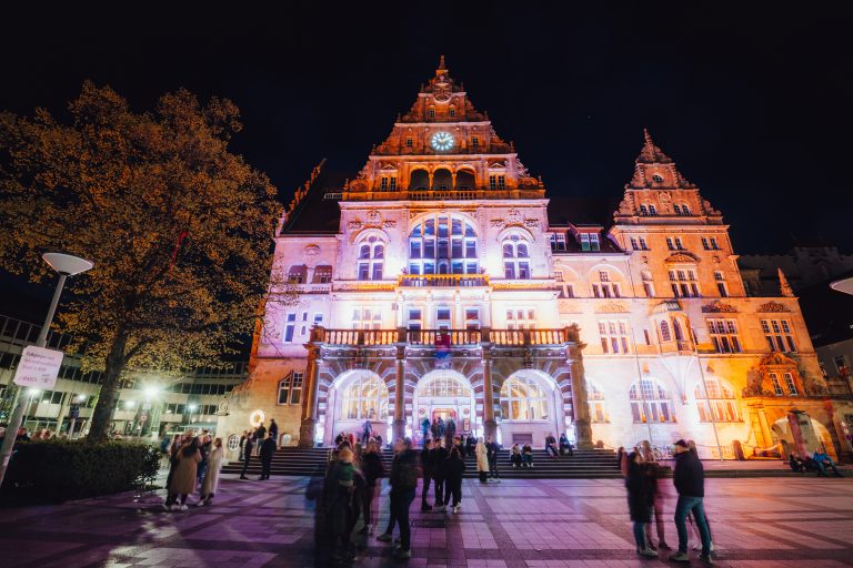 Licht-Installationen am Alten Rathaus und auf dem Klosterplatz sorgen für farbenprächtige Nachtansichten-Atmosphäre (Foto: Bielefeld Marketing | Tim Fröhlich)