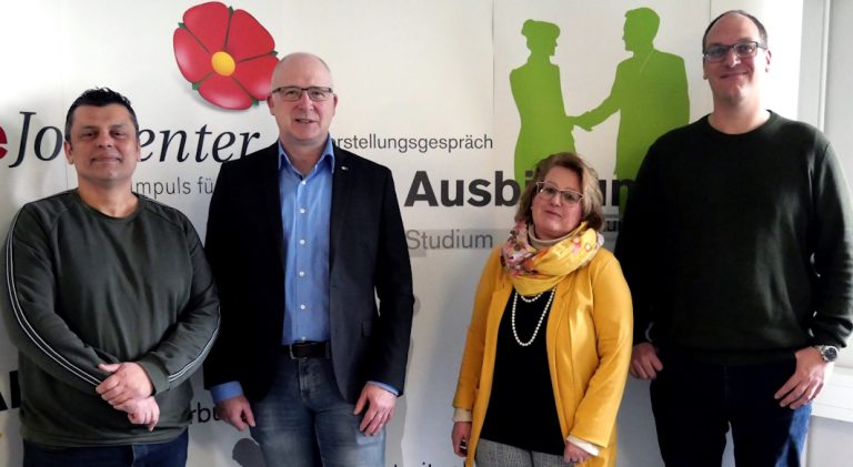 IHK-Ausbildungsberater Martin Raithel (2.v.l.), informierte Fachgebietsleiterin Birgit Potthoff-Edler, Cevat Kilic (links) sowie Philip Kruse über neue Ausbildungsberufe. (Foto: Jobcenter Lippe)