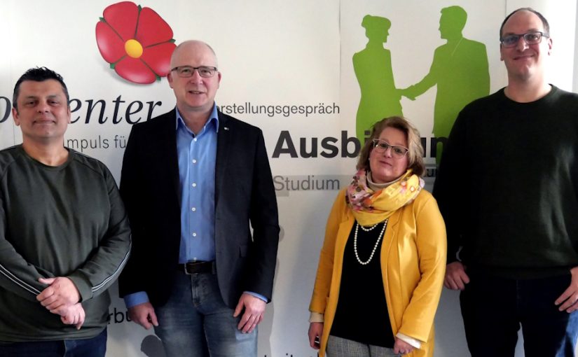 IHK-Ausbildungsberater Martin Raithel (2.v.l.), informierte Fachgebietsleiterin Birgit Potthoff-Edler, Cevat Kilic (links) sowie Philip Kruse über neue Ausbildungsberufe. (Foto: Jobcenter Lippe)