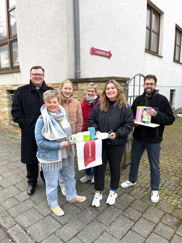 Starten nach den Osterferien das Kooperationsprojekt „FRÜH fit“ (v. l.): Pfarrer Christoph Severin, Anja Schwamborn (Jugendpflege Büren und Akteurin im Bürener Bündnis für Familie und Bildung), Praktikantin Mirja Dunker (Jugendpflege Büren), Anja Werthmann (Pastoralverbund Büren), Leah Grewe und Jan Hoffmeister (beide Jugendpflege Büren). Es fehlt: Ulrike Kahler (Vorsitzende Bürener Bündnis für Familie und Bildung). (Foto: Stadt Büren)