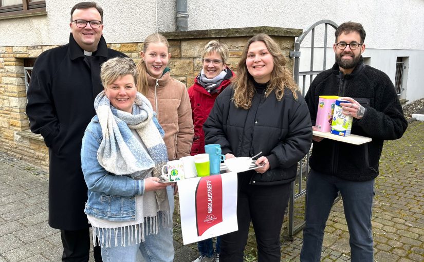 Starten nach den Osterferien das Kooperationsprojekt „FRÜH fit“ (v. l.): Pfarrer Christoph Severin, Anja Schwamborn (Jugendpflege Büren und Akteurin im Bürener Bündnis für Familie und Bildung), Praktikantin Mirja Dunker (Jugendpflege Büren), Anja Werthmann (Pastoralverbund Büren), Leah Grewe und Jan Hoffmeister (beide Jugendpflege Büren). Es fehlt: Ulrike Kahler (Vorsitzende Bürener Bündnis für Familie und Bildung). (Foto: Stadt Büren)