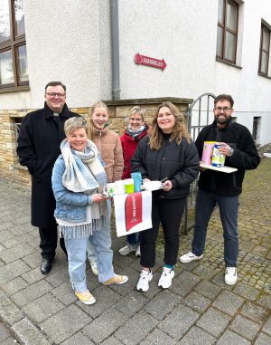 Starten nach den Osterferien das Kooperationsprojekt „FRÜH fit“ (v. l.): Pfarrer Christoph Severin, Anja Schwamborn (Jugendpflege Büren und Akteurin im Bürener Bündnis für Familie und Bildung), Praktikantin Mirja Dunker (Jugendpflege Büren), Anja Werthmann (Pastoralverbund Büren), Leah Grewe und Jan Hoffmeister (beide Jugendpflege Büren). Es fehlt: Ulrike Kahler (Vorsitzende Bürener Bündnis für Familie und Bildung). (Foto: Stadt Büren)