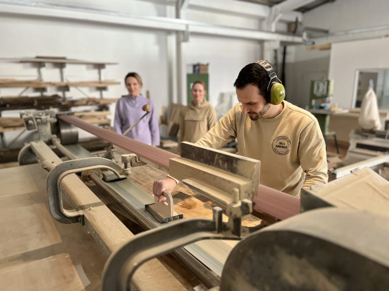 Das Unternehmen „Holz & Handgemacht“ in der Werkstraße 20a bietet eine neue Anlaufstelle für Holzliebhaberinnen und -liebhaber (v. l.): Anke Hammerström (Citymanagerin, Stadt Büren), Tessa und Chris Kretzer (Gründerteam „Holz & Handgemacht“). (Foto: Stadt Büren)