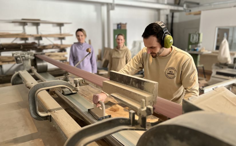 Das Unternehmen „Holz & Handgemacht“ in der Werkstraße 20a bietet eine neue Anlaufstelle für Holzliebhaberinnen und -liebhaber (v. l.): Anke Hammerström (Citymanagerin, Stadt Büren), Tessa und Chris Kretzer (Gründerteam „Holz & Handgemacht“). (Foto: Stadt Büren)