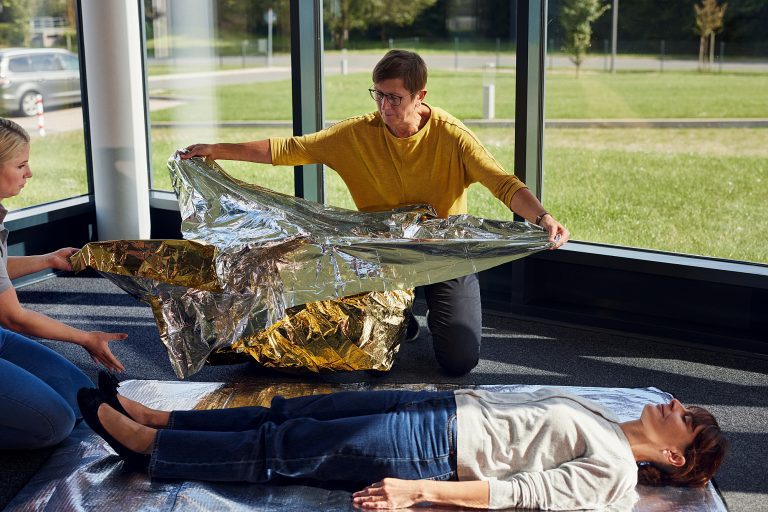 Am 23. und 24. April startet der nächste kostenlose Kurs der Johanniter Lippe-Höxter speziell für pflegende Angehörige. (Foto: Johanniter/Upfront Photo & Film GmbH)