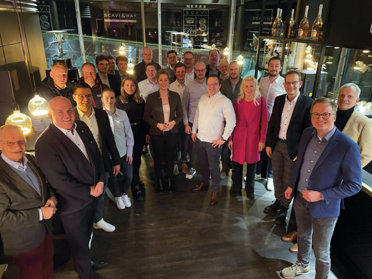 Beeindruckende Location für ein beeindruckendes Format zwischen der Stimme der jungen Wirtschaft und der Kandidatin für das EU-Parlament, Verena Mertens (Mitte). (Foto: Wirtschaftsjunioren Paderborn+Höxter)