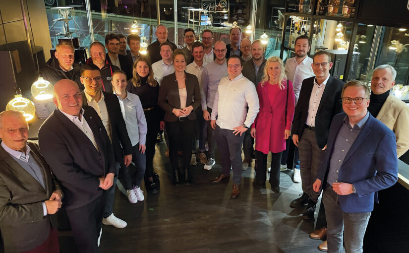 Beeindruckende Location für ein beeindruckendes Format zwischen der Stimme der jungen Wirtschaft und der Kandidatin für das EU-Parlament, Verena Mertens (Mitte). (Foto: Wirtschaftsjunioren Paderborn+Höxter)