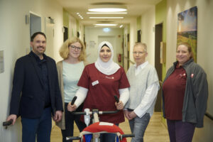 Freuen sich über die erfolgreiche Vermittlung von Nisrin Alkhatib (Mitte) als Pflegehelferin im St. Reginenstift: MaßArbeit-Bereichsleiter Michael Kelka (v. li.), Britta Heile, kommunale Arbeitsvermittlung MaßArbeit, Außenstelle Fürstenau, Gisela Snöink, Leiterin St. Reginenstift, und Monika Hagen, stellvertretende Pflegedienstleitung St. Reginenstift. (Foto: Uwe Lewandowski / MaßArbeit)