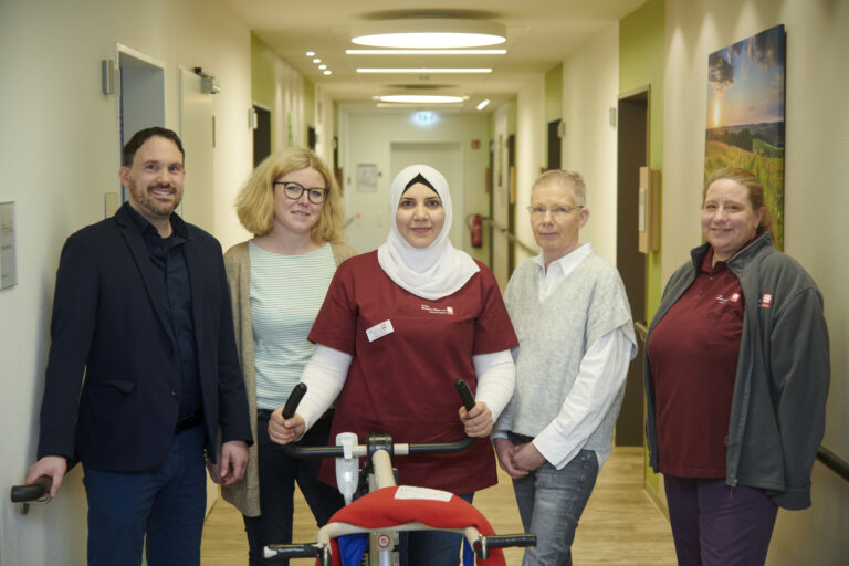 Freuen sich über die erfolgreiche Vermittlung von Nisrin Alkhatib (Mitte) als Pflegehelferin im St. Reginenstift: MaßArbeit-Bereichsleiter Michael Kelka (v. li.), Britta Heile, kommunale Arbeitsvermittlung MaßArbeit, Außenstelle Fürstenau, Gisela Snöink, Leiterin St. Reginenstift, und Monika Hagen, stellvertretende Pflegedienstleitung St. Reginenstift. (Foto: Uwe Lewandowski / MaßArbeit)