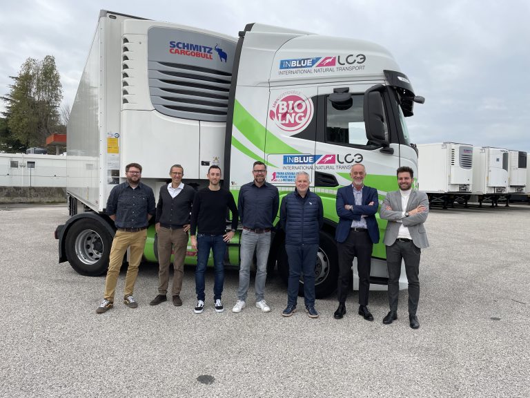 v.l.: Max Gruber, Sales Support Schmitz Cargobull AG, Matteo Moscolo, After Sales Manager Schmitz Cargobull Italy, Matteo Tommasi, After Sales S.CU Schmitz Cargobull Italy, Carsten Krieger, Produktmanager Schmitz Cargobull AG, Mirko Marraccini, Country Manager Schmitz Cargobull Italy, Giuliano Baldassarri, Fleet Manager - LC3, Roberto Berettini, Platform Manager - LC3 / LIDL Verona (Foto: Schmitz Cargobull)