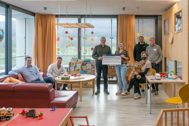 Hagen Hille, Head of Operations Altendorf Group, Prof. Dr. Bernhard Erdlenbruch, Direktor ELKI, Andreas Vehling, Konstruktion u. Betriebsrat Altendorf Group, Stephanie Steinkamp, Arbeitssicherheit u. Betriebsrat, Altendorf Group, Christopher Pult,, Leiter Service-Lager u. Betriebsrat, Altendorf Group, Armin Pampel, ärztlicher Leiter des SPZ, Pascal Fahrenkamp, 1. Vorsitzende vom Förderverein ELKI (v.l.n.r.) (Foto: Altendorf Group)