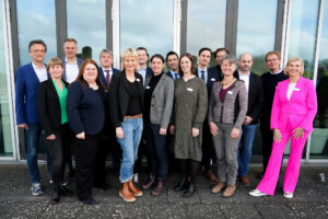Hochschulpräsident Prof. Dr. Andreas Bertram, Prof. Dr. Alexander Schmehmann (beide links), Vizepräsident für Studium und Lehre und Prof. Dr. Andrea Braun von Reinersdorff, Vizepräsidentin für Internationales (rechts) begrüßen die neuen Professor*innen und Verwalter*innen einer Professur. In alphabetischer Reihenfolge: Dr. Jan Berstermann, Dr. Clemens Flock, Dr.-Ing. Marie Hanusch, Dr.-Ing. Katrin Jahns, Dr. Ralf Ferdinand Joest, Prof. Dr. Thomas Ley, Dr. Javad Mola, Dr. Caroline Niehoff, Dr. Eva Renvert, Dr.-Ing. Peter Sachnik, Dr.-Ing. Cathrin Schröder, Dr. Lisa Maria von Glahn, Dr.-Ing. Benjamin Weinert. (Foto: Hochschule Osnabrück)