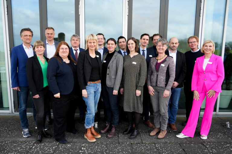 Hochschulpräsident Prof. Dr. Andreas Bertram, Prof. Dr. Alexander Schmehmann (beide links), Vizepräsident für Studium und Lehre und Prof. Dr. Andrea Braun von Reinersdorff, Vizepräsidentin für Internationales (rechts) begrüßen die neuen Professor*innen und Verwalter*innen einer Professur. In alphabetischer Reihenfolge: Dr. Jan Berstermann, Dr. Clemens Flock, Dr.-Ing. Marie Hanusch, Dr.-Ing. Katrin Jahns, Dr. Ralf Ferdinand Joest, Prof. Dr. Thomas Ley, Dr. Javad Mola, Dr. Caroline Niehoff, Dr. Eva Renvert, Dr.-Ing. Peter Sachnik, Dr.-Ing. Cathrin Schröder, Dr. Lisa Maria von Glahn, Dr.-Ing. Benjamin Weinert. (Foto: Hochschule Osnabrück)