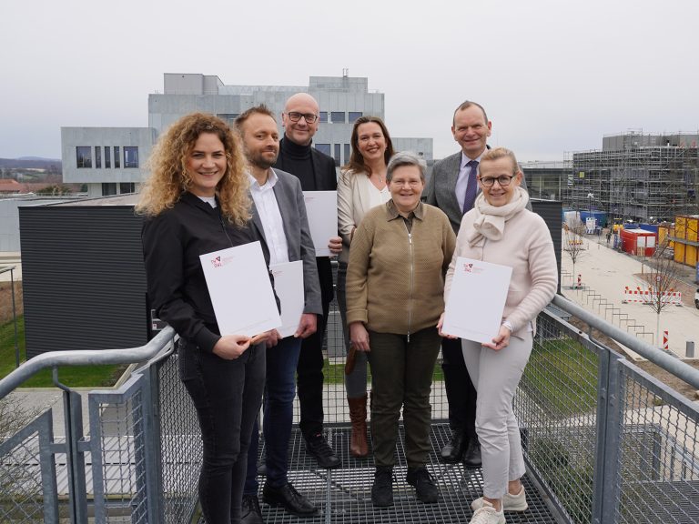 Freuen sich über die erneuerte Studienpartnerschaft (v.l.): Vanessa von Gross (TH OWL), Bernd Hendig (Schulleiter Karla-Raveh-Gesamtschule), Markus Herrmuth (Schulleiter Marianne-Weber-Gymnasium), Judith Brinkmann (Lehrerin am Marianne-Weber-Gymnasium), Ulrike Weßler (Lehrerin am Engelbert-Kaempfer-Gymnasium), Professor Dr. Jürgen Krahl (Hochschulpräsident TH OWL) und Bärbel Fischer (Schulleiterin Engelbert-Kaempfer-Gymnasium). (Foto: TH OWL)