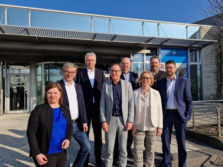 Freuten sich über ein volles Haus(v.l.n.r.): Christina Flöter (Referentin IHK Lippe), Moderator Markus Knoblich (Radio Lippe), Volker Steinbach (Präsident IHK Lippe), Michael Falkenrath (BVK e.V., Bezirksverband Lippe und stellvertretender Leiter Arbeitskreises Versicherungsvermittler:innen), Eckhard Maaß (Leiter IHK Arbeitskreises Versicherungsvermittler:innen), Holger Wienke (Vorstandsvorsitzender BWV e.V. OWL), Astrid Sander (Vorsitzende BVK e.V., Bezirksverband OW) sowie Referent Ernst-Wolfgang Holzapfel (Referent). (Foto: IHK Lippe)