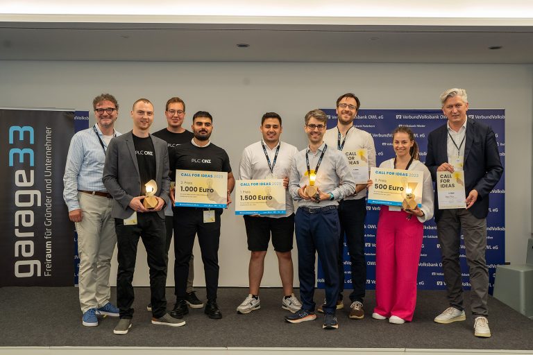 (v. l.) Prof. Dr. Rüdiger Kabst von der Universität Paderborn mit den Gewinnern des „Call for Ideas“ 2023: Das Start-up Team „PLC One“ (2. Platz), das Gewinnerteam „Puraite“ (1. Platz) und Rika Leder (3. Platz). (Foto: (garage33, Universität Paderborn)