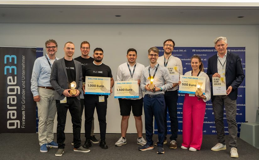 (v. l.) Prof. Dr. Rüdiger Kabst von der Universität Paderborn mit den Gewinnern des „Call for Ideas“ 2023: Das Start-up Team „PLC One“ (2. Platz), das Gewinnerteam „Puraite“ (1. Platz) und Rika Leder (3. Platz). (Foto: (garage33, Universität Paderborn)