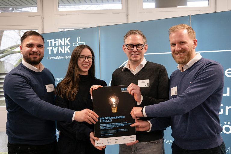 Das Gewinner-Team: (v.l.n.r). Abud Kamal Hamo, Ida Franziska Groß, Sven Nöcker (MEDIUM Werbeagentur GmbH) und Joel Bruns. (Foto: Lukas Solle)