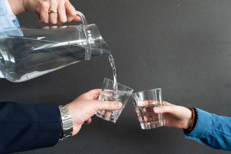 Kaltes klares Wasser: Im kommenden Sommersemester werden an drei THOWL-Standorten an öffentlichen Punkten leitungsgebundene Wasserspender aufgestellt, wo sich Studierende, Beschäftigte und Gäste mit frischem Trinkwasser versorgen können. (Foto: TH OWL)