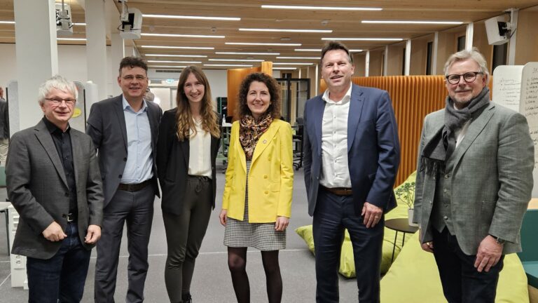 Gestalteten die Detmolder Gesprächsrunde Wirtschaftsförderung mit ihren Beiträgen: (v.l.n.r.) Guido Falkemeier (TH OWL), Thorsten Brinkmann (GILDE), Leonie Hans (TH OWL), Dr. Miriam Mikus, Frank Hilker und Thomas Lammering (alle Stadt Detmold). Nicht dabei: Katrin Thaler. (Bild: © GILDE)