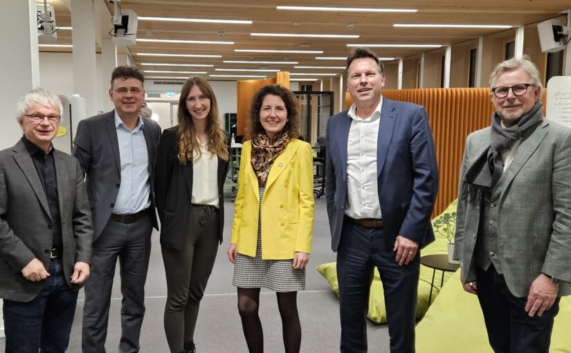 Gestalteten die Detmolder Gesprächsrunde Wirtschaftsförderung mit ihren Beiträgen: (v.l.n.r.) Guido Falkemeier (TH OWL), Thorsten Brinkmann (GILDE), Leonie Hans (TH OWL), Dr. Miriam Mikus, Frank Hilker und Thomas Lammering (alle Stadt Detmold). Nicht dabei: Katrin Thaler. (Bild: © GILDE)