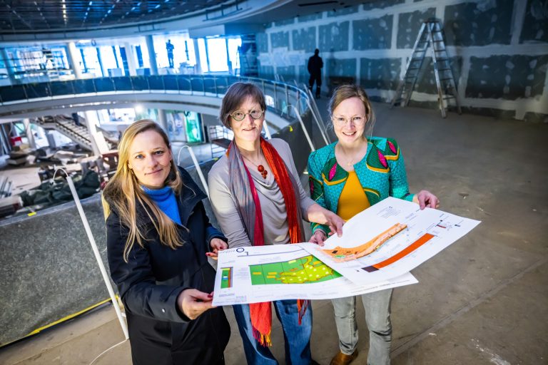 „Stellten gemeinsam die Kooperation vor: (v.l.) Gesa Fischer (Co-Leiterin der Wissenswerkstadt Bielefeld), Beate Wolff (Geschäftsführerin des Welthaus Bielefeld) und Dr. Lara Esther Bartels (Bildungsreferentin und Projektleiterin im Welthaus Bielefeld).“ (Foto: Wissenswerkstadt/Sarah Jonek)