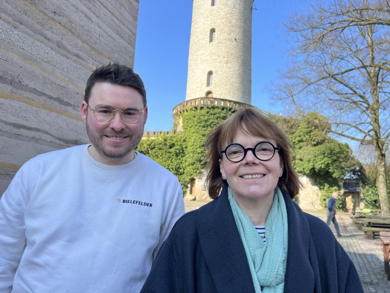 Freuen sich, dass auf der Sparrenburg auch während des Umbaus niemand auf Getränke und Snacks verzichten muss: Mike Cacic, Bielefelder Braumanufaktur GmbH & Co. KG, und Gabriela Lamm, Bielefeld Marketing GmbH. (Foto: Bielfeld Marketing GmbH)