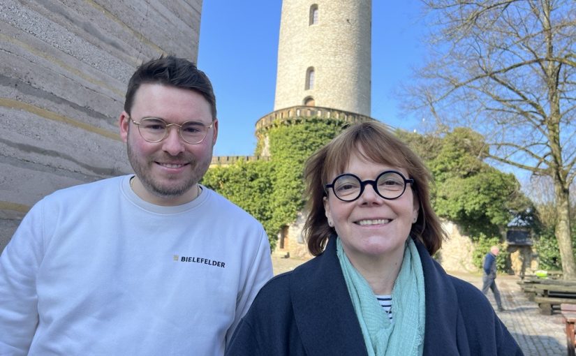 Freuen sich, dass auf der Sparrenburg auch während des Umbaus niemand auf Getränke und Snacks verzichten muss: Mike Cacic, Bielefelder Braumanufaktur GmbH & Co. KG, und Gabriela Lamm, Bielefeld Marketing GmbH. (Foto: Bielfeld Marketing GmbH)