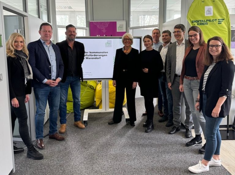 (von links) Heike Henkenötter (Ennigerloh), Volker Combrinck (Oelde), Philip Wettengel (Sendenhorst), Petra Michalczak-Hülsmann (gfw), Eleonora Melchior (gfw), Torsten Krumme (Warendorf), Matthias Panick (Ahlen), Elmar Wendland (gfw), Katja Schulte (Beelen) und Marie Schmerling (Wadersloh). (Foto: gfw)