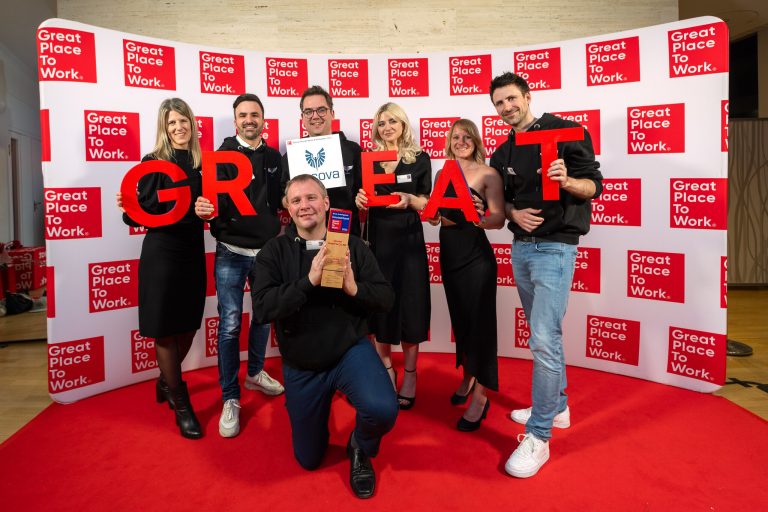 Beim bundesweiten Wettbewerb „Deutschlands beste Arbeitgeber 2024“ von Great Place to Work wurde secova mit Platz 2 ausgezeichnet (Foto: secova)