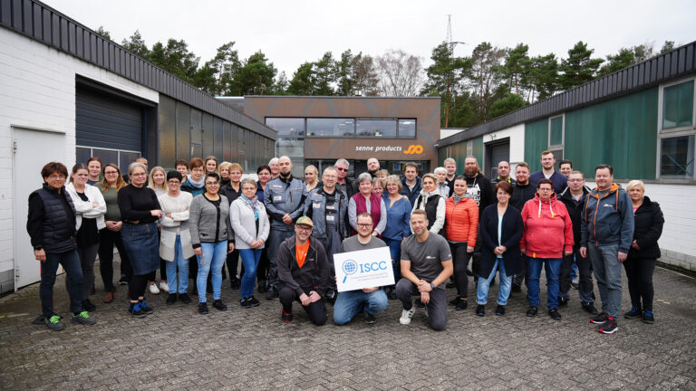 senne products GmbH aus Hövelhof ist nun ISCC PLUS zertifiziert. Vorne hockend v.l.n.r: Geschäftsführer Carsten Fest, IT-Verantwortlicher Matthias Klöpper, Geschäftsführer Christian Vullhorst (Foto: Senne Products)