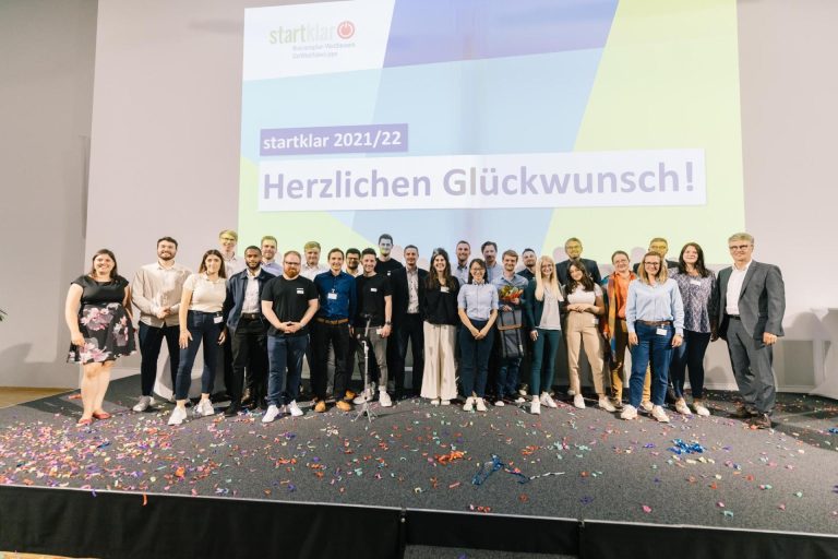 Rückenwind für junge Unternehmen: Mit dem startklar Businessplan-Wettbewerb unterstützt die OstWestfalenLippe GmbH gemeinsam mit einem umfangreichen Netzwerk Gründerinnen und Gründer. Die Siegerteams des letzten Wettbewerbs wurden 2022 bei WAGO in Minden gekürt. (©️OWL GmbH)