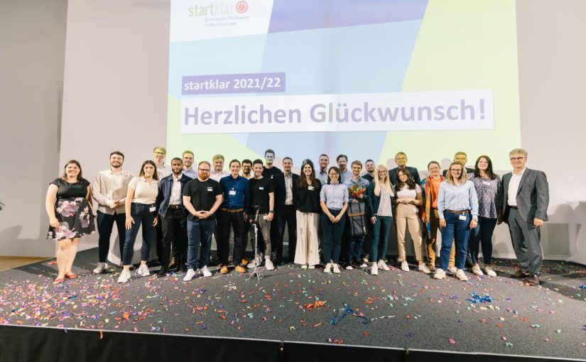 Rückenwind für junge Unternehmen: Mit dem startklar Businessplan-Wettbewerb unterstützt die OstWestfalenLippe GmbH gemeinsam mit einem umfangreichen Netzwerk Gründerinnen und Gründer. Die Siegerteams des letzten Wettbewerbs wurden 2022 bei WAGO in Minden gekürt. (©️OWL GmbH)