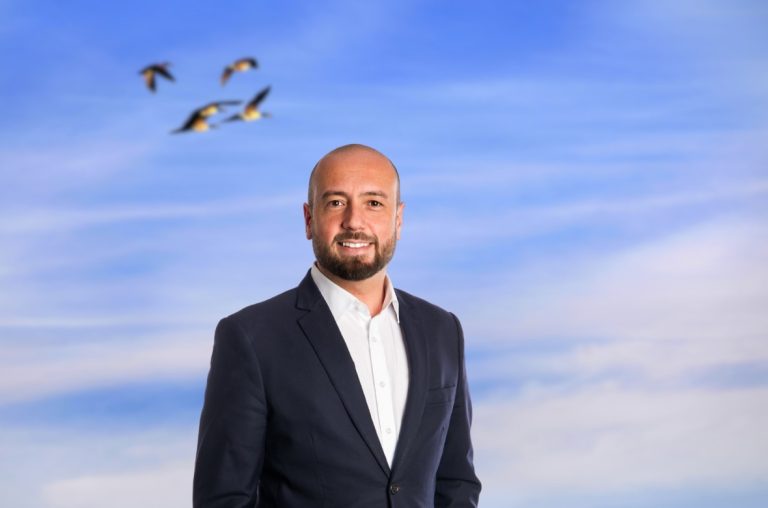 Vedat Serbet ist Head of Business Development Rail Europe bei Hellmann (Foto: Hellmann)