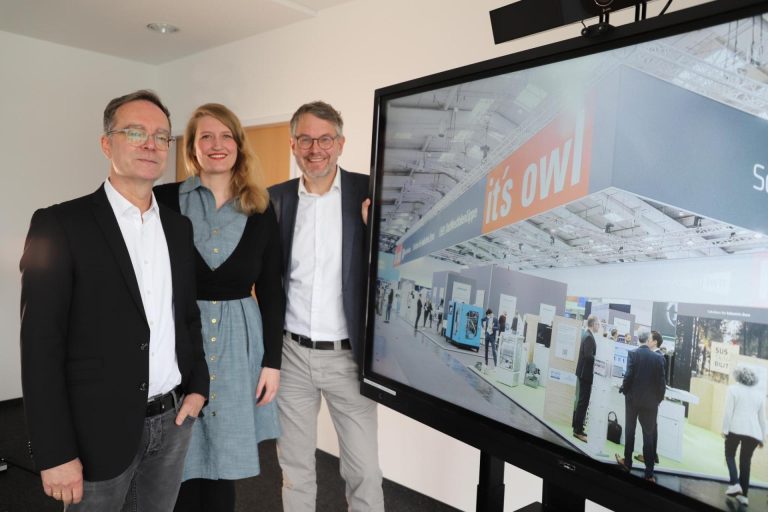 Spitzentechnologie aus Ostwestfalen-Lippe präsentieren (v.l.) Günter Korder (it’s OWL), Almut Rademacher (owl maschinenbau e.V.) und Wolfgang Marquardt (OstWestfalenLippe GmbH) gemeinsam mit 34 Ausstellern auf dem OWL-Gemeinschaftsstand auf der Hannover Messe. (©️OWL GmbH)