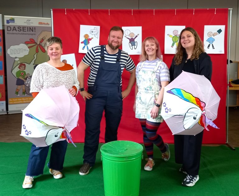 Von links: Anja Schwamborn (Schulsozialarbeit Büren), Stefan und Sandra von der Theaterpädagogischen Werkstatt Osnabrück und Leah Grewe (Schulsozialarbeit Büren). (Foto: Jugendpflege Büren)