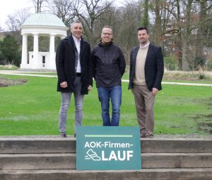 (von li.): Vor den Konzerthallen im Kurpark Bad Salzuflen geht es gemeinsam mit den Kolleginnen und Kollegen auf die Startbahn: Freuen sich auf den Start des diesjährigen AOK-Firmenlauf Lippe am Freitag, den 3.Mai um 18:30 Uhr: Dirk Tolkemitt (Bürgermeister der Stadt Bad Salzuflen), Bernd Weber (Veranstalter vom Laufladen Endspurt) und Matthias Wehmhöner (AOK-Serviceregionsleiter). (Foto: AOK/hfr.)