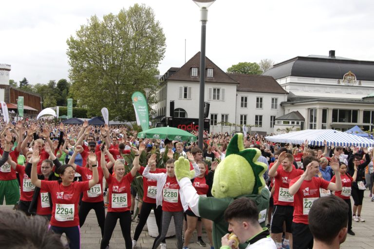 Damit sich der Kurpark zum warm-up beim AOK-Firmenlauf Lippe am 3. Mai wie im letzten Jahr wieder füllt: Weitere Anmeldungen sind bis zum 2. Mai unter www.firmenlauf-lippe.de möglich. (Foto: AOK/hfr.)