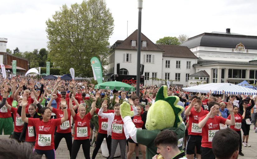 Damit sich der Kurpark zum warm-up beim AOK-Firmenlauf Lippe am 3. Mai wie im letzten Jahr wieder füllt: Weitere Anmeldungen sind bis zum 2. Mai unter www.firmenlauf-lippe.de möglich. (Foto: AOK/hfr.)