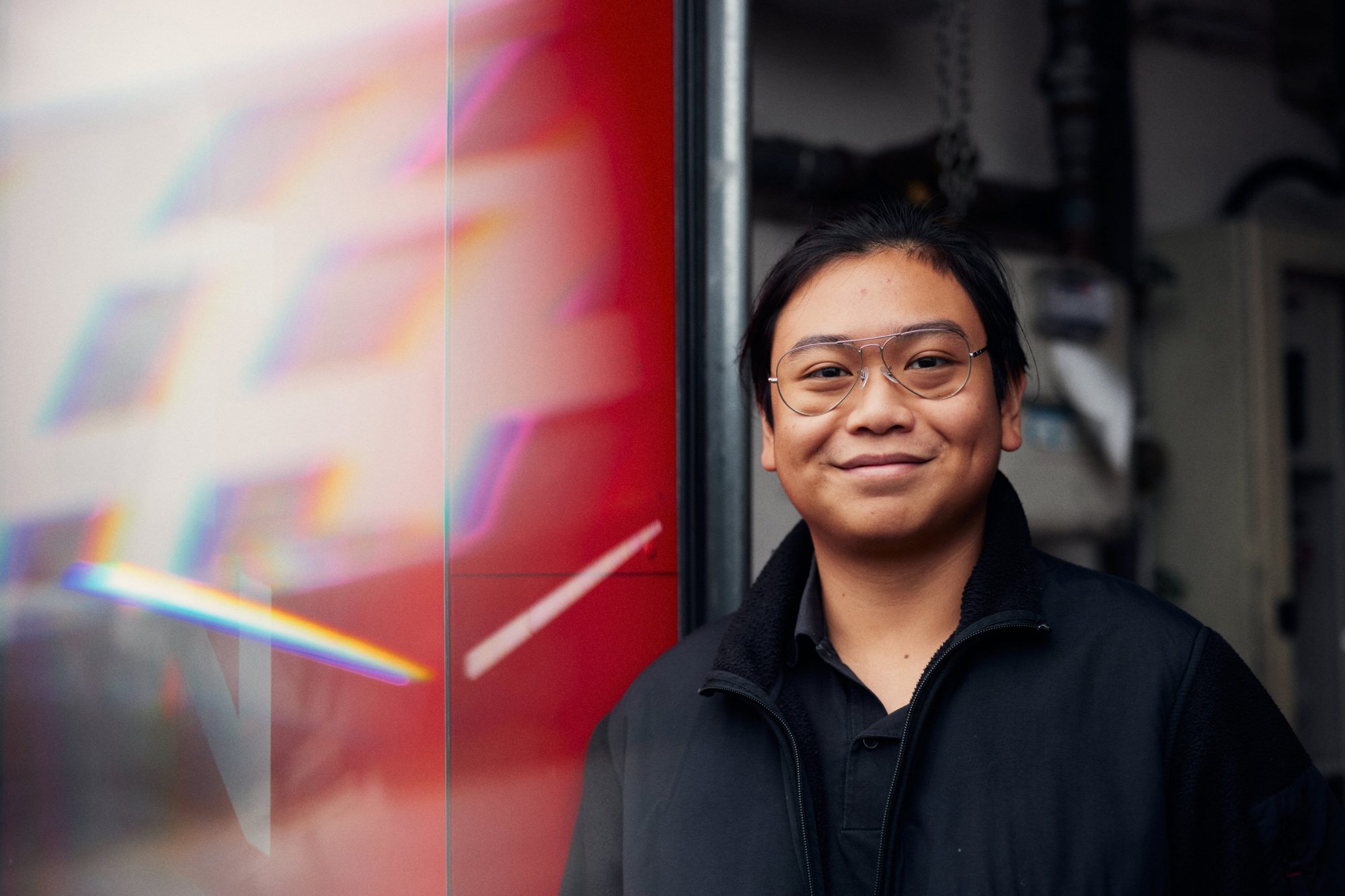 Maschinenbau-Student Neil Fider aus dem kanadischen Edmonton absolviert ein Auslands-Praktikum bei der Technischen Prüf- und Überwachungsgesellschaft (TPÜ) in Paderborn. Vermittelt wurde das Praktikum durch die Hochschule Bielefeld im Rahmen des Alberta-OWL-Konsortiums. (Foto: P. Pollmeier/HSBI)
