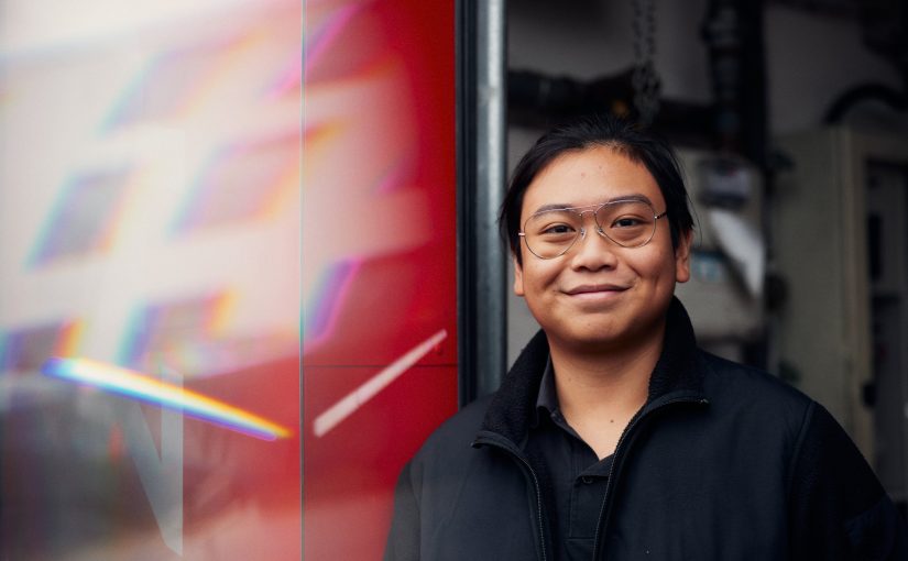 Maschinenbau-Student Neil Fider aus dem kanadischen Edmonton absolviert ein Auslands-Praktikum bei der Technischen Prüf- und Überwachungsgesellschaft (TPÜ) in Paderborn. Vermittelt wurde das Praktikum durch die Hochschule Bielefeld im Rahmen des Alberta-OWL-Konsortiums. (Foto: P. Pollmeier/HSBI)