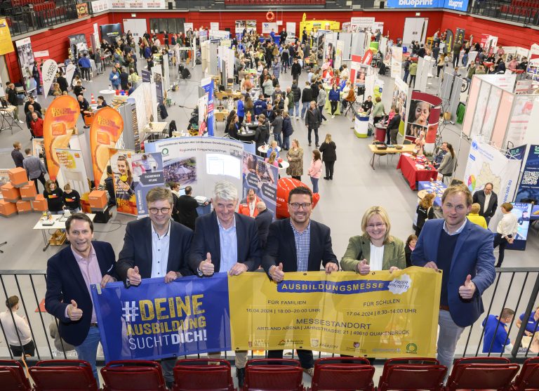 Zufrieden mit dem Verlauf der #DASD! waren (v.li.): Michael Bürgel, Samtgemeindebürgermeister Artland, Michael Wernke, Bürgermeister Samtgemeinde Bersenbrück, Heiner Pahlmann, Bürgermeister Bramsche, MaßArbeit-Vorstand Lars Hellmers, Elisabeth Moormann, stv. Samtgemeindebürgermeisterin Fürstenau, und Christoph Trame, Bürgermeister Samtgemeinde Neuenkirchen. (Foto: MaßArbeit / Hermann Pentermann)