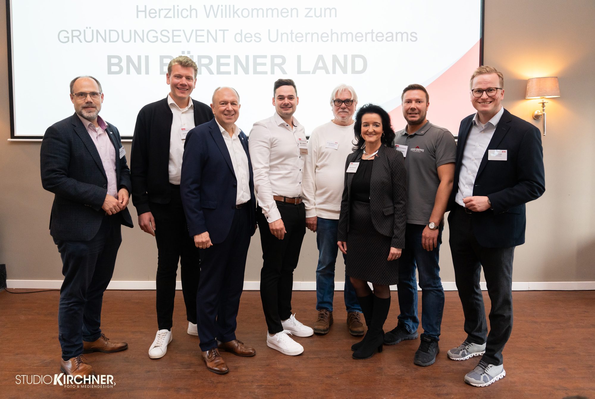 Die Ehrengäste zeigen sich beeindruckt (v. l.): Christian Carl, Bürgermeister Bad Wünnenberg, Josua Goesmann, 1. Unternehmerteamdirektor, Landrat Christoph Rüther, Marc Langhans, 1. Mitgliederkoordinator des Unternehmerteams und Hauptinitiator, Dr. Hans-Gerd Schäfers, Ratsherr Stadt Büren, Britta Deuwerth, Exekutivdirektorin Region Nordwest-Mitte, Frederik Schäfers, Gründungsmitglied und Mitinitiator, und Michael Kubat, Wirtschaftsförderung Stadt Büren. (Foto: Stadt Büren)
