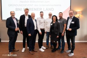 Die Ehrengäste zeigen sich beeindruckt (v. l.): Christian Carl, Bürgermeister Bad Wünnenberg, Josua Goesmann, 1. Unternehmerteamdirektor, Landrat Christoph Rüther, Marc Langhans, 1. Mitgliederkoordinator des Unternehmerteams und Hauptinitiator, Dr. Hans-Gerd Schäfers, Ratsherr Stadt Büren, Britta Deuwerth, Exekutivdirektorin Region Nordwest-Mitte, Frederik Schäfers, Gründungsmitglied und Mitinitiator, und Michael Kubat, Wirtschaftsförderung Stadt Büren. (Foto: Stadt Büren)