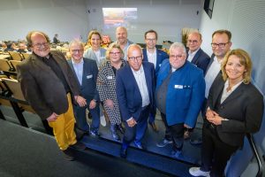Der Vorstand des Verkehrsverein Bielefeld im Hörsaal des CITEC-Gebäudes der Universität Bielefeld: (v. l.) Mike Bartels, Prof. Dr. Olaf Kruse, Jennifer Erdmann, Regine Tönsing, Henner Zimmat, Pit Clausen, Frank Wulfmeyer, Andreas Büscher, Thomas Kunz, Martin Knabenreich und Ursula Pasch. (Foto: Bielefeld Marketing GmbH | Sarah Jonek)